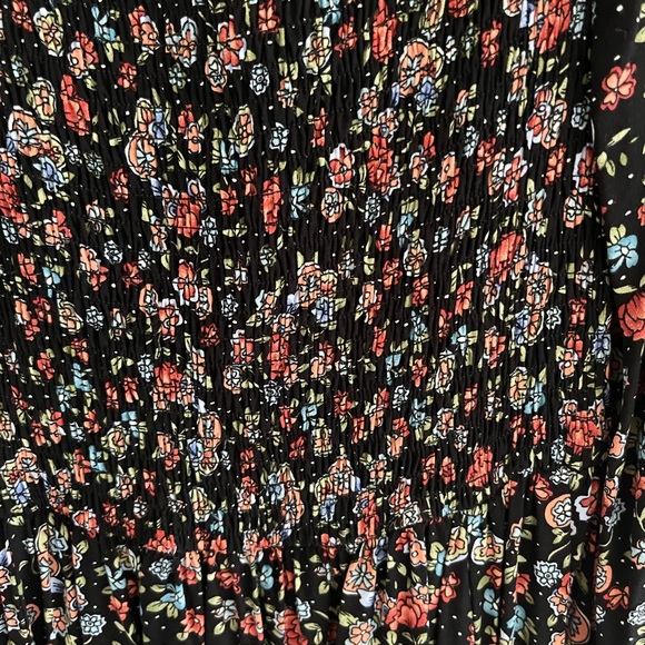 Gorgeous floaty floral dress! - Picture 3 of 7